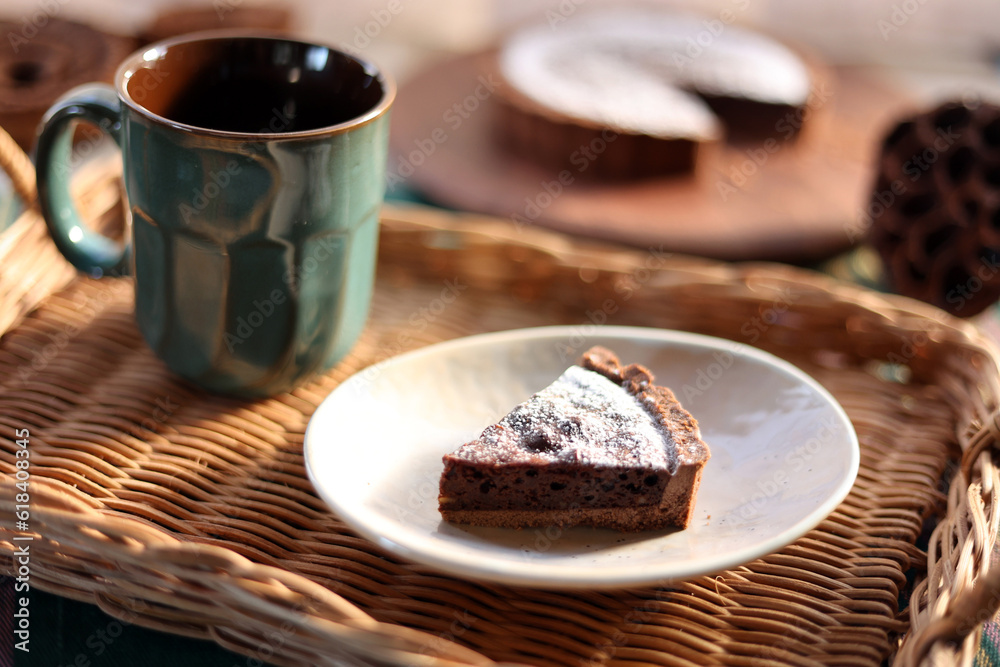 コーヒーとチョコレートタルトのスライス　コーヒーブレイク