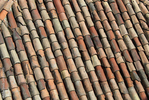 Tegole di un tetto di una vecchia casa nel centro storico di una città photo