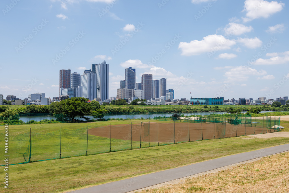 河川敷の野球場と対岸のビル群 河川敷の野球場と対岸のビル群