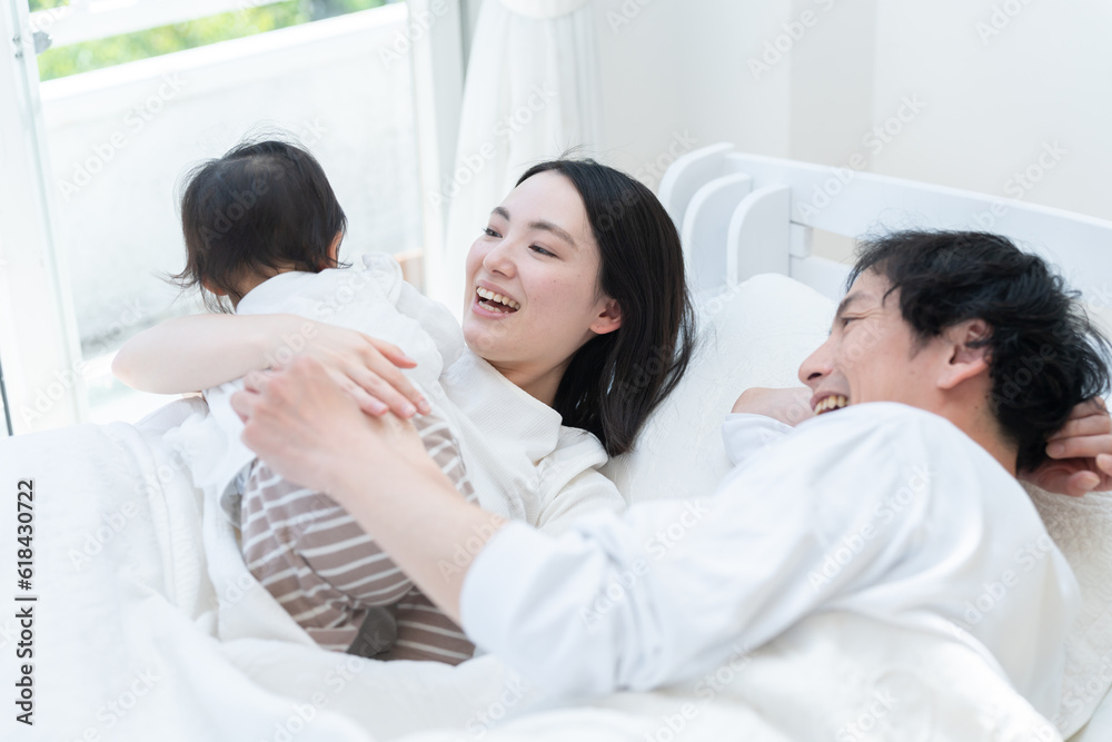 ベッドで赤ちゃんの寝かしつけをする親(家族・ファミリー・親子・睡眠) ベッドで赤ちゃんの寝かしつけをする親(家族・ファミリー・親子・睡眠)