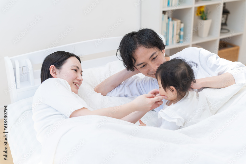 ベッドで赤ちゃんの寝かしつけをする親(家族・ファミリー・親子・睡眠) ベッドで赤ちゃんの寝かしつけをする親(家族・ファミリー・親子・睡眠)