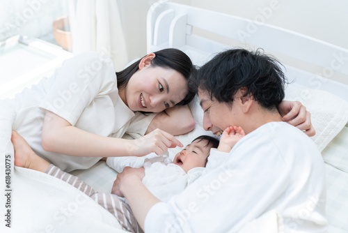ベッドで赤ちゃんの寝かしつけをする親（家族・ファミリー・親子・睡眠） © polkadot