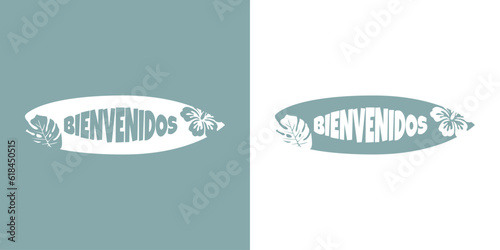 Logo club de surf. Letras palabra Bienvenidos en español con tabla de surf con plantas tropicales
