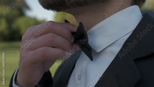 Noivo ajustando a gravata borboleta antes do casamento