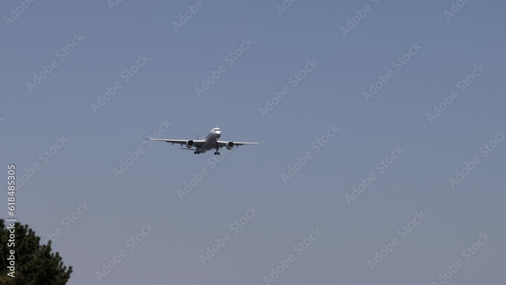 着陸直前の飛行機を下から撮った映像。 着陸直前の飛行機を下から撮った映像。