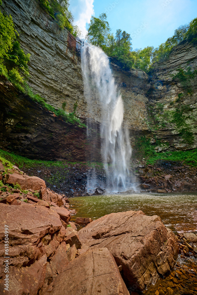 Obraz premium Falls Creek Falls with large boulders at Falls Creek Falls State Park in Tennessee.