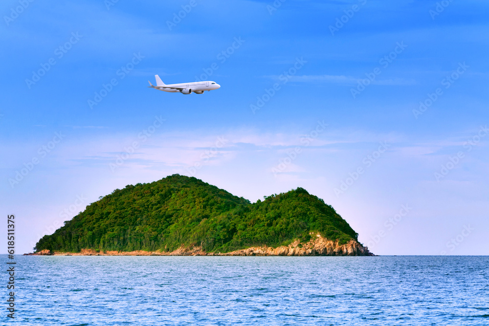 Naklejka premium Commercial airplane above sea with island in summer season and clear blue sky over beautiful scenery ocean background, Concept business travel and transportation summer vacation travel.