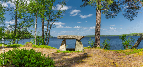 Steintischh als dolmen an einem See in Skandianvien