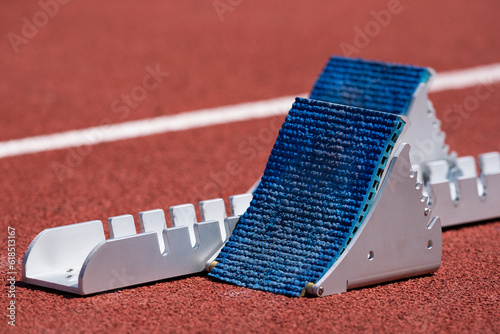 un strating-block posé sur une piste d'athlétisme photo