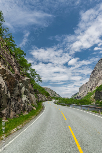 Nationalstrasse in Norwegen durch bergige Landschaft