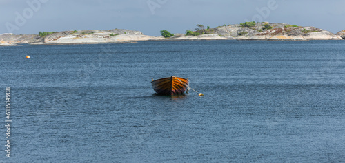 Ruderboot vor anker in einer Bucht