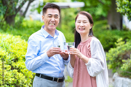 水を持った日本人夫婦 © ponta1414
