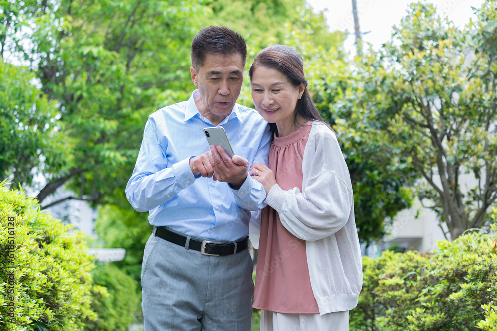 携帯を見る夫婦 携帯を見る夫婦