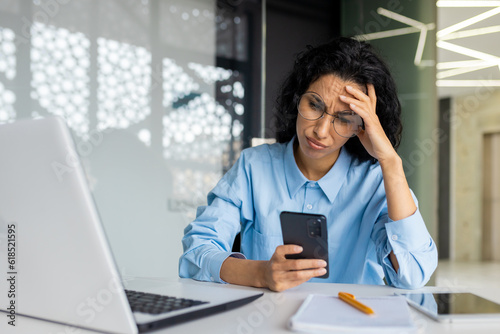 Canvastavla Shocked and upset business woman working inside office at workplace, depressed hispanic woman reading bad news using app on smartphone, holding phone