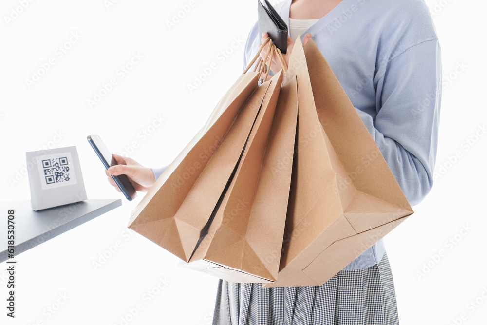 QRコード決済をする若い女性 QRコード決済をする若い女性