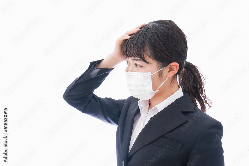 風邪をひいた若い女性 風邪をひいた若い女性