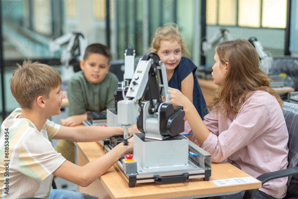Machine Learning Robotics Class Foto de Group Kid teen child enjoy Machine Learning Robot arm is Moving ...