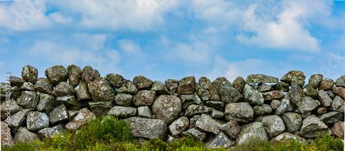 Steinmauer aus Rundsteinen