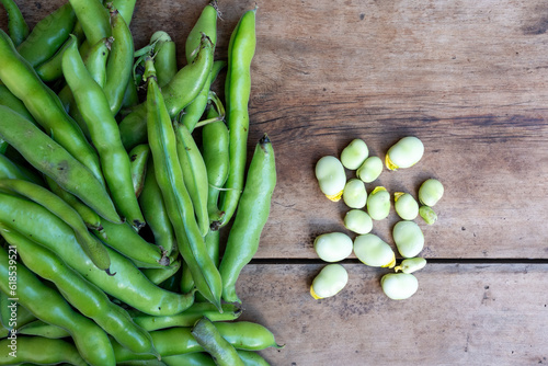 фотографія Some fresh broad beans have been taken out their pods after they have been picked from a kitchen garden