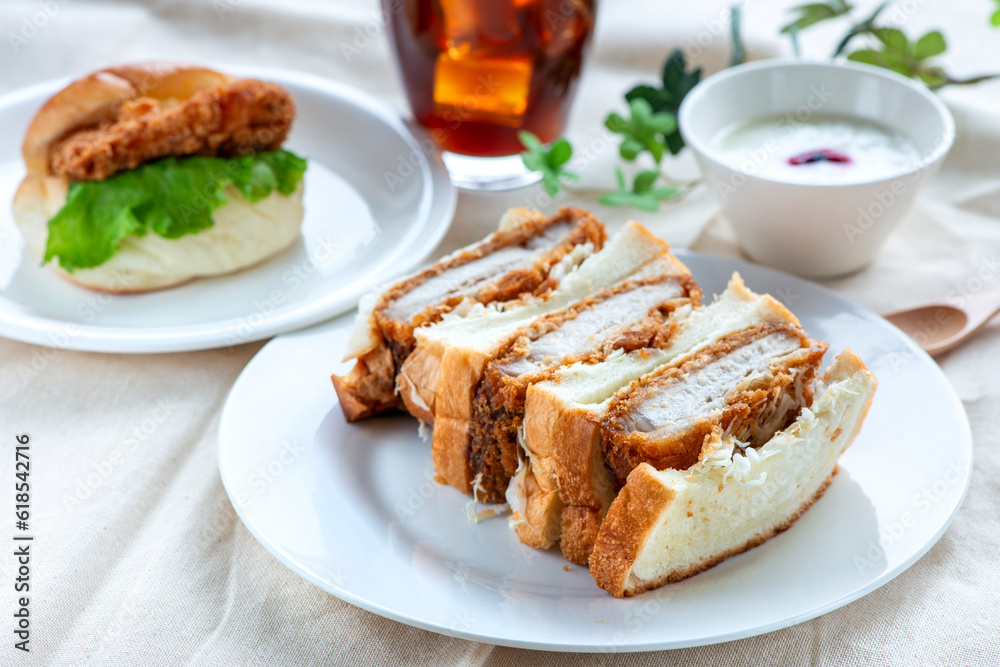 カツサンドとチキンバーガー
