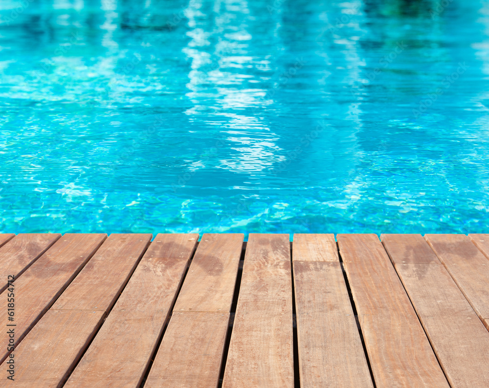 Traces de pas sur plage de piscine bleue 