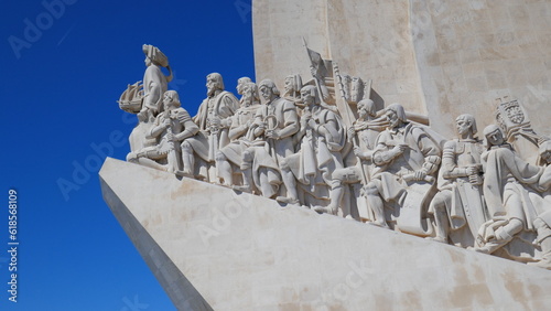 Das Denkmal der Entdeckungen steht  in Lissabon in Belem am Fluss Tejo und zeigt den Bug eines Schiffes