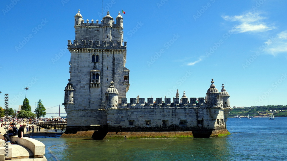 Der Turm von Belem ist das Wahrzeichen von Lissabon an der Mündung des Tejo unter blauem Himmel