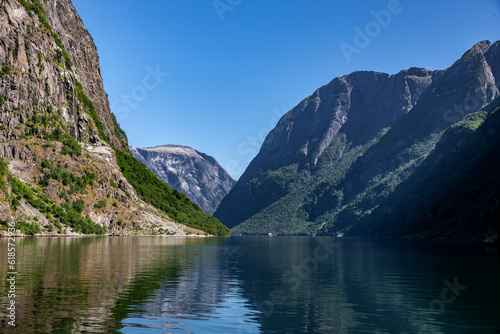 Spiegelung im Naer  yfjord in Norwegen