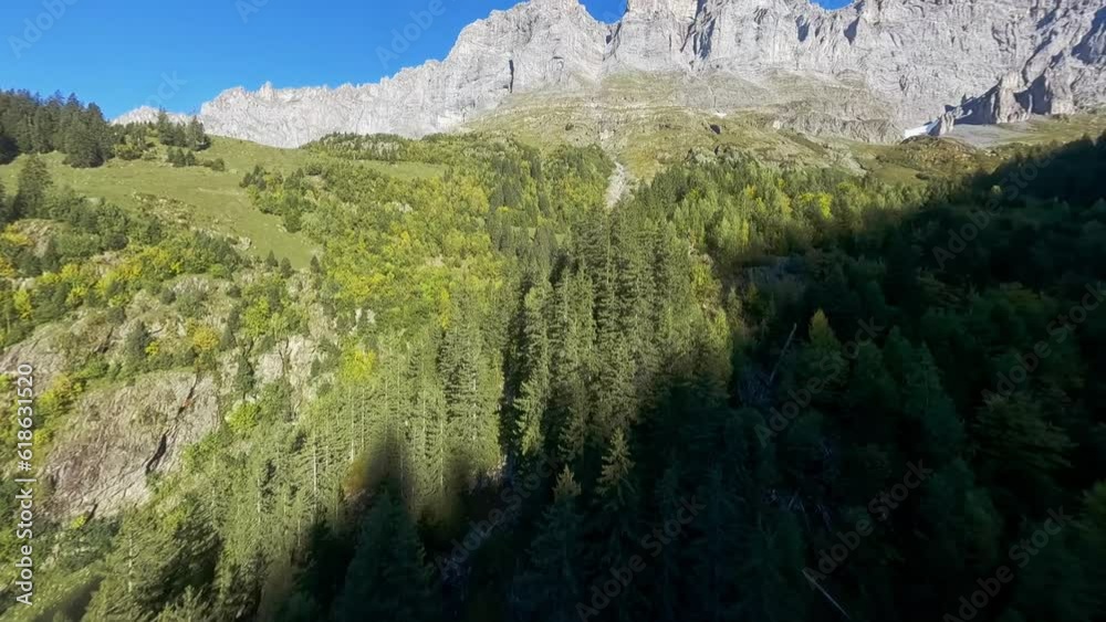 Atemberaubende Drohnen-Luftaufnahmen der Schweizer Berglandschaft