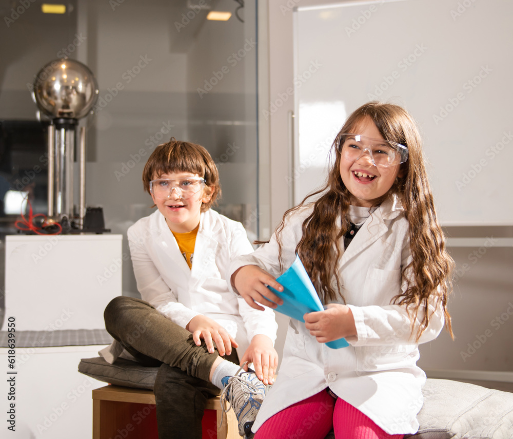 Obraz premium Elementary school children doing experiments in the laboratory