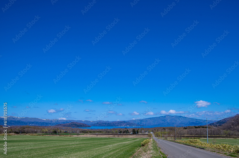 澄んだ青空の晴れた日の田舎道