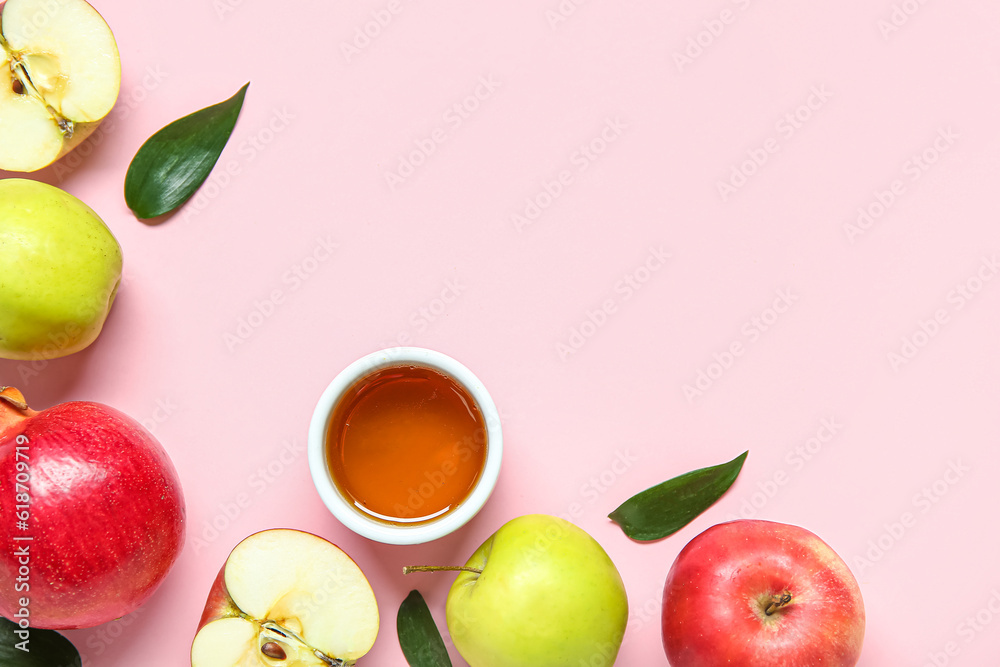 Composition with ripe apples and bowl of honey on pink background. Rosh hashanah (Jewish New Year) celebration - obrazy, fototapety, plakaty 