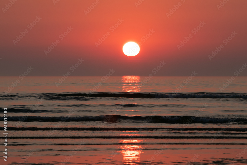 Roter Himmel an der Nordsee bei Sonnenuntergang.