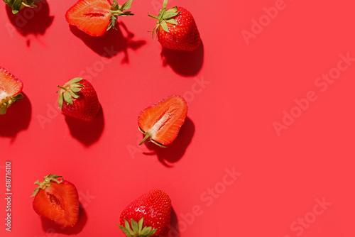 Fototapeta Naklejka Na Ścianę i Meble -  Many fresh strawberries on red background