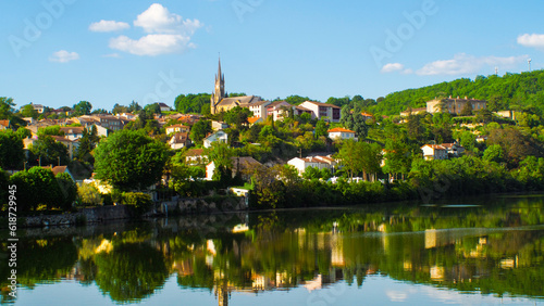 Vue en large de la ville de Fumel, dans le Lot-et-Garonne photo