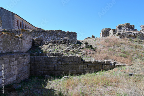 westliche Stadtmauer in der Altstadt von Nessebar, Bulgarien photo