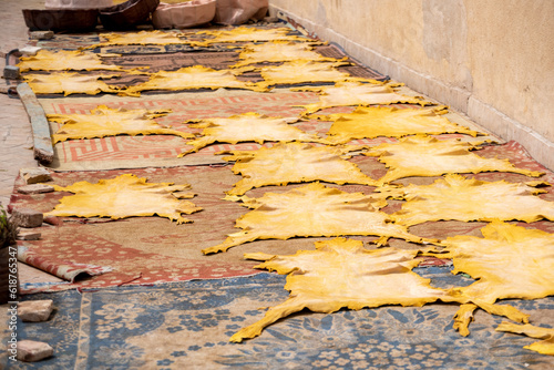 Foto Leather being dried on a rooftop of a tannery in Fes
