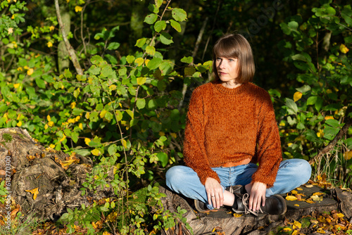 Frau mit langem Haar in der Natur