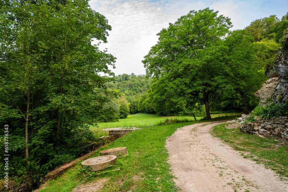 Chemin menant vers le moulin et la source de la Doue, Jura, Doubs, Bourgogne-Franche-Comté, France Chemin menant vers le moulin et la source de la Doue, Jura, Doubs, Bourgogne-Franche-Comté, France