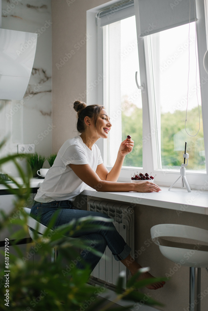 Woman nutritionist conducts an online video call via smartphone with a friend to talk Woman nutritionist conducts an online video call via smartphone with a friend to talk
