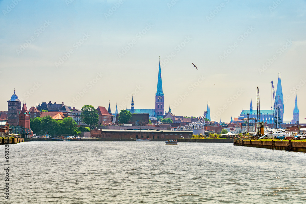Stadtsilhouette der Hansestadt Lübeck von der Trave her