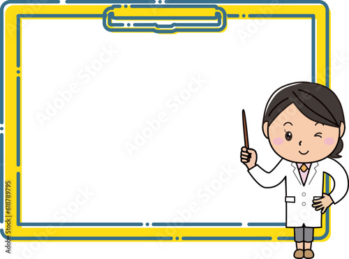 大きなクリップボードフレームの前で指し棒を持って説明する白衣の女性