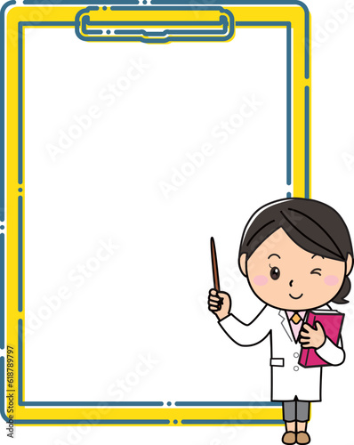 大きなクリップボードフレームの前で指し棒を持って説明する白衣の女性