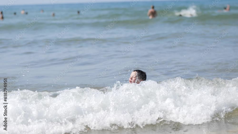 Happy caucasian child having fun on summer vacation. Slow motion 4KProyecto sin título