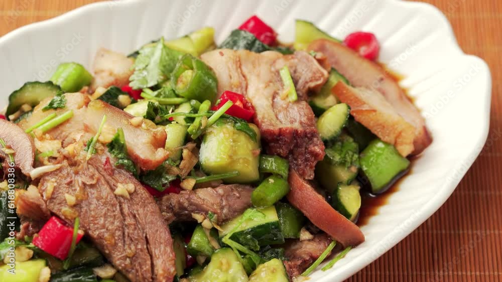 The production process of cold pork head meat, a characteristic local dish in Northeast China
