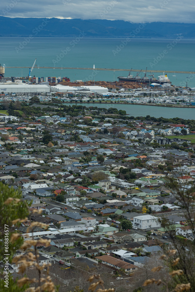 ニュージーランド ネルソンのセンター・オブ・ニュージーランドの頂上から見える街並みとタスマン湾 Stock Photo Adobe Stock