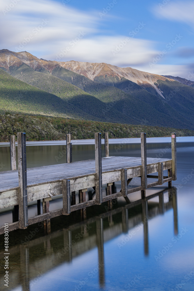 ニュージーランド　ネルソン・レイクス国立公園のロトイティ湖と桟橋