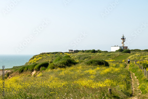 Fototapeta Le sentier des douaniers sur les falaises et le phare d'Alprech à Le Portel