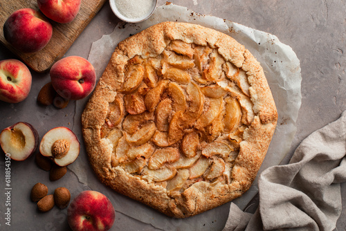 tarte rustique fait maison pêche blanche et amande photo