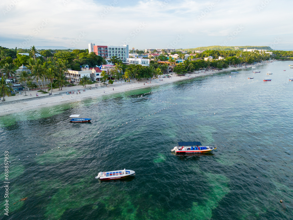 Obraz premium 아름다운 해변과 호핑보트(필리핀 전통배, 방카)들이 있는 필리핀 보홀 팡라오섬의 알로나 비치 풍경